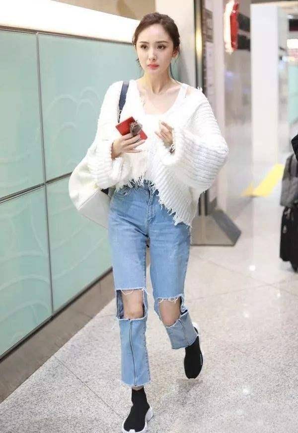 黑色|杨幂真是能抗冻，穿九分裤走机场还不忘打游戏，网瘾少女名不虚传