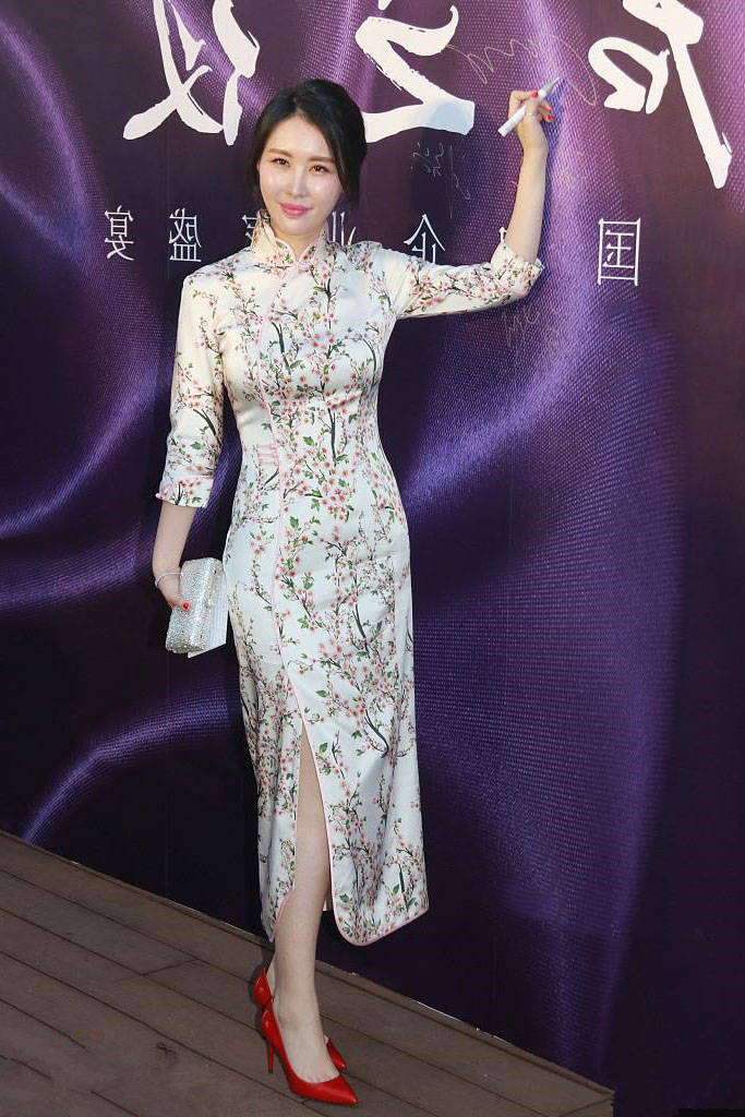 身材|王石小30岁娇妻真会穿，穿印花旗袍配红高跟，窈窕精致太有女人味