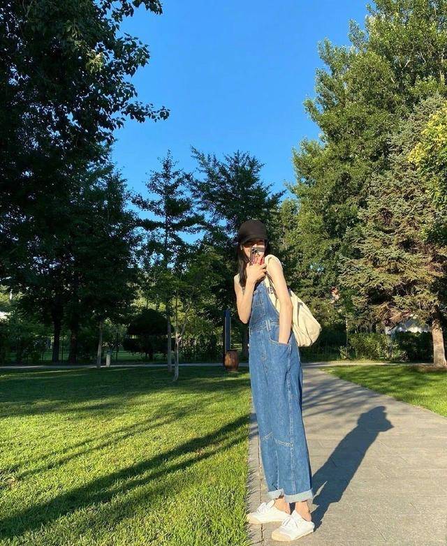 小白|热巴晒男友视角照,穿背带裤打扮似邻家女,小白鞋当拖鞋穿好随性