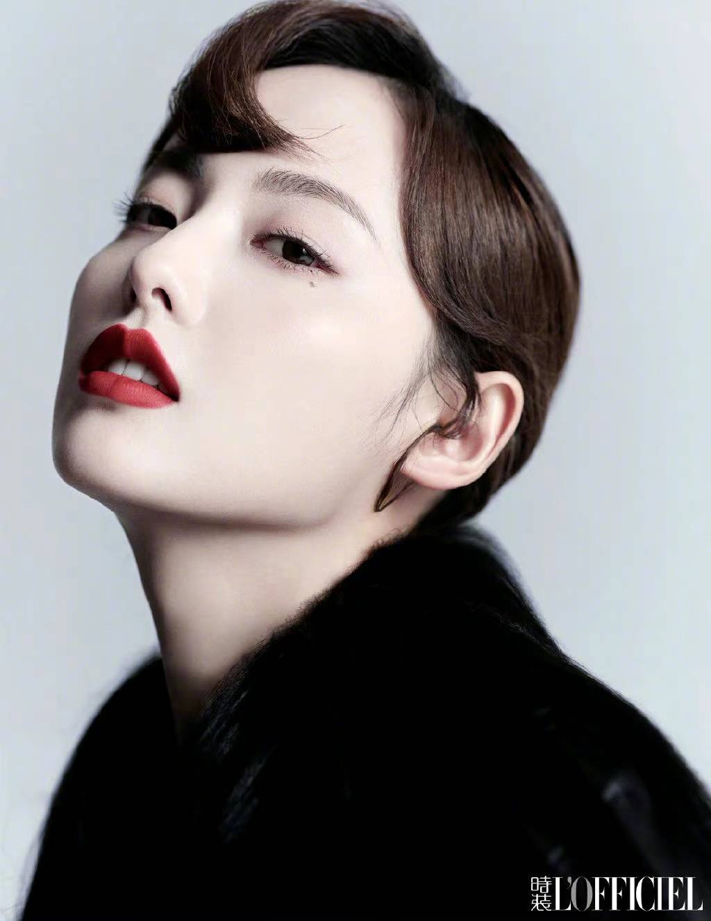 带着|33岁张嘉倪端庄大方，黑白配造型拍神秘大片，教科书搭配值得学！