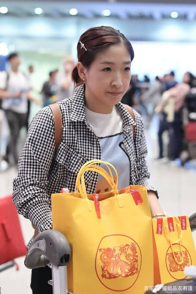 扣子|乒乓球女神刘诗雯挺会穿，场上挺霸气，场下穿格纹衬衫满满少女心