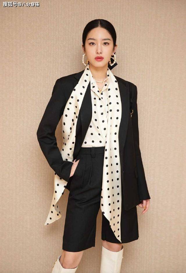氛围|论气质我只服杨采钰，黑色西装搭配波点衬衫摩登复古，浪漫又高级