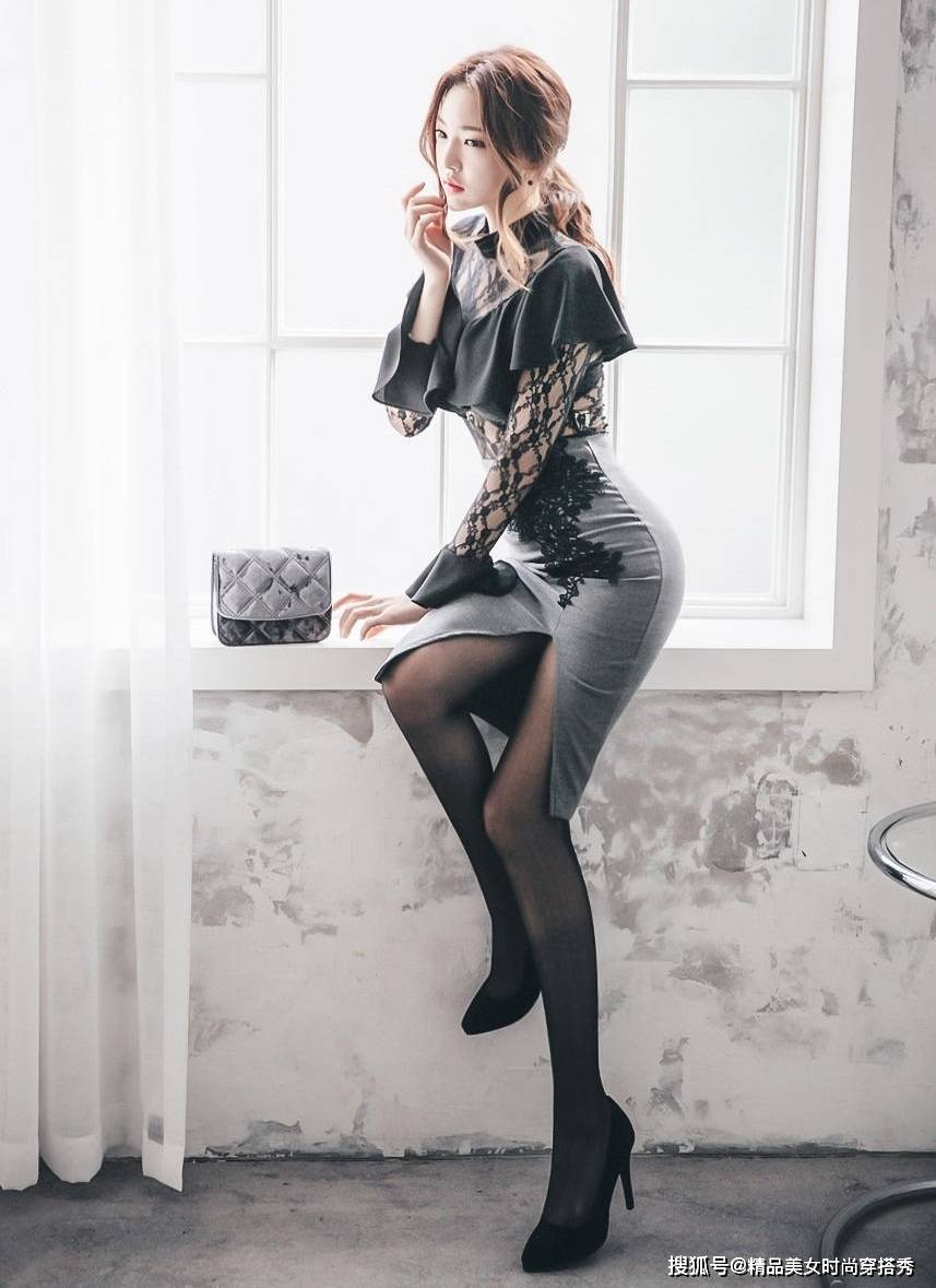 设计|黑灰拼接的蕾丝钩花连衣裙，配上一双黑色的高跟鞋女人味十足