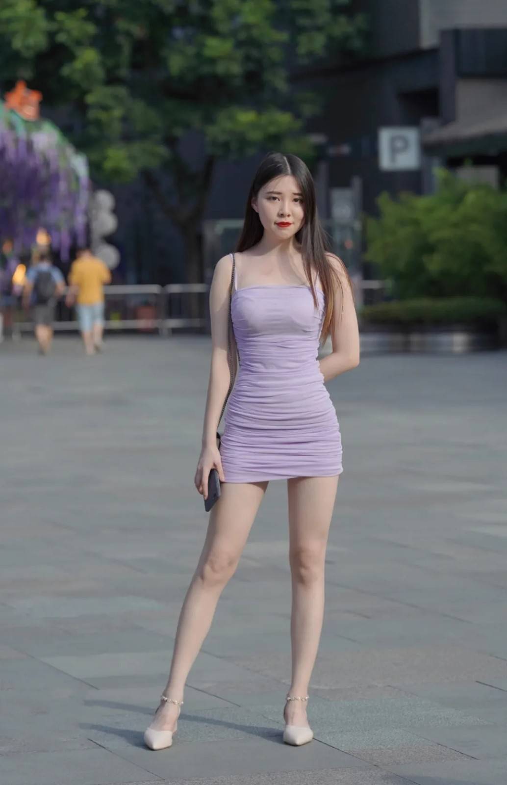 高跟鞋|经典流行的吊带连衣裙，优雅又出众，轻松穿出满满的高级感