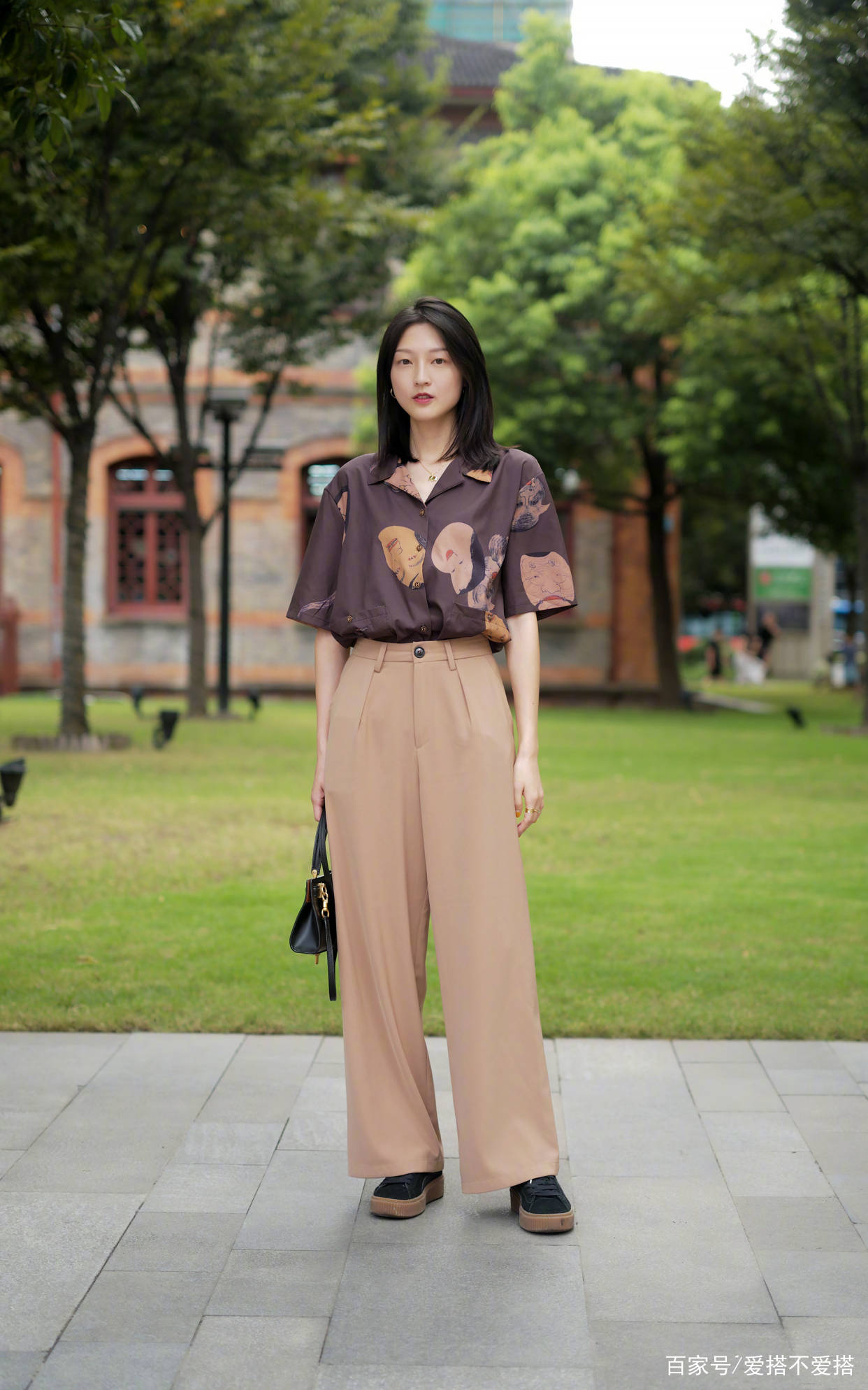 显高|今夏，“衬衫”更时髦打开方式：搭配这“5条裤子”，洋气又显高