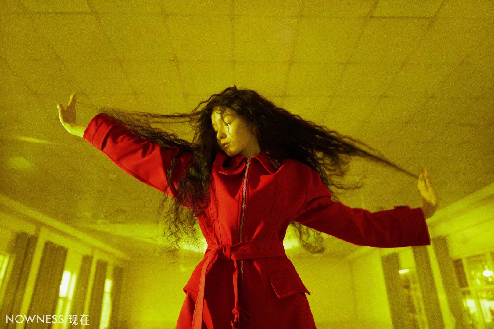 黑色|31岁雎晓雯又美又飒,走下t台的她,带给我们不一样时尚潮搭!