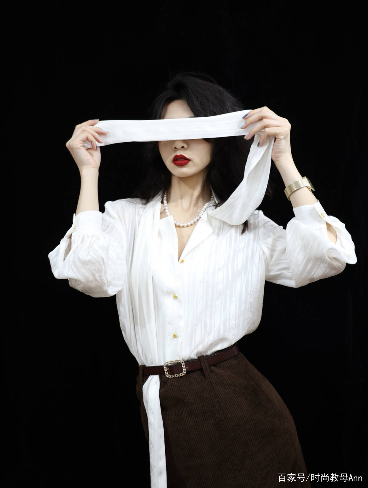 颜色|半身裙不一定搭T恤，今年“衬衣+半裙”正流行，精致优雅有女人味