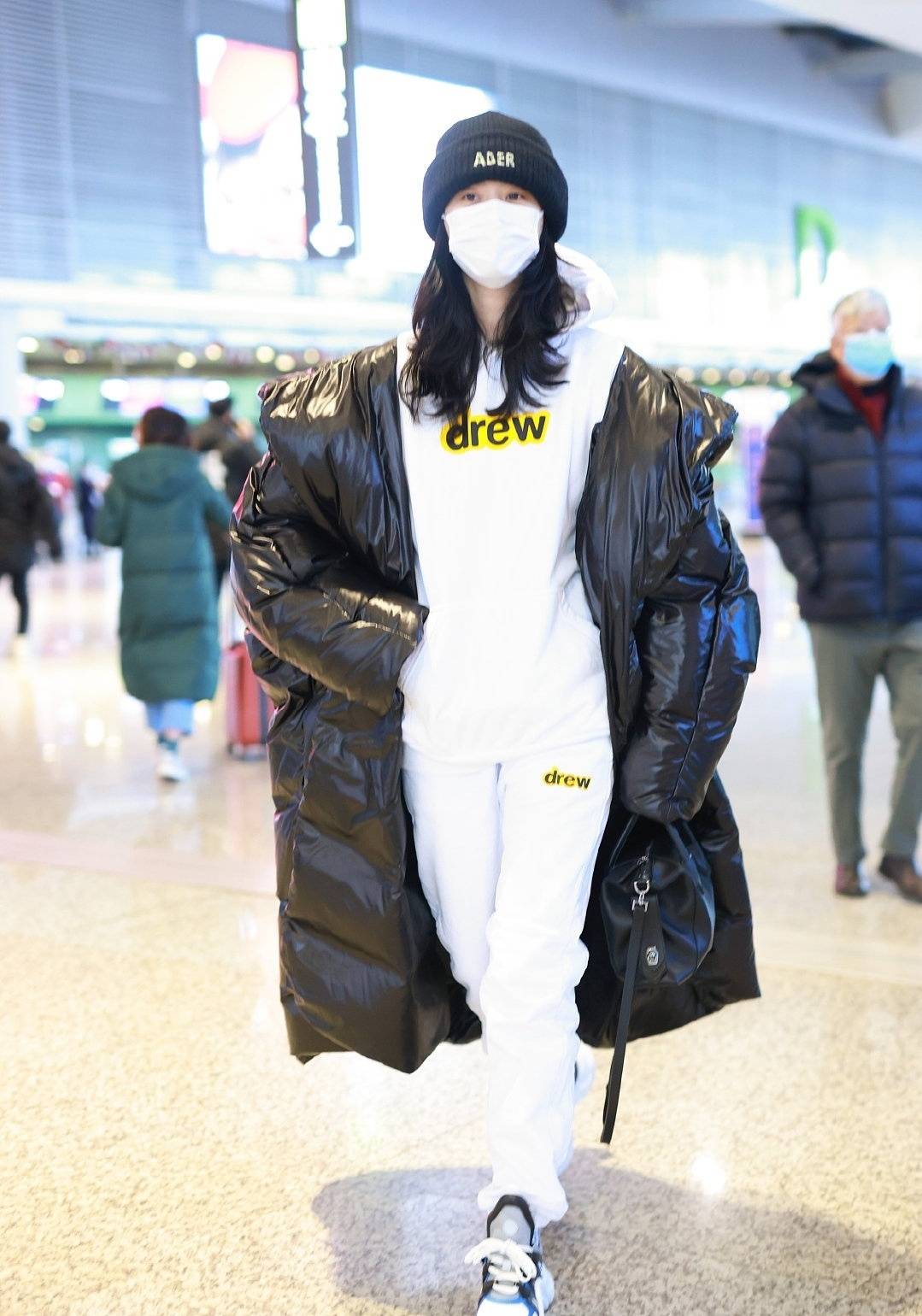 身材|31岁奚梦瑶丝毫不显老，穿藕色礼服裙典雅时尚，身材似少女