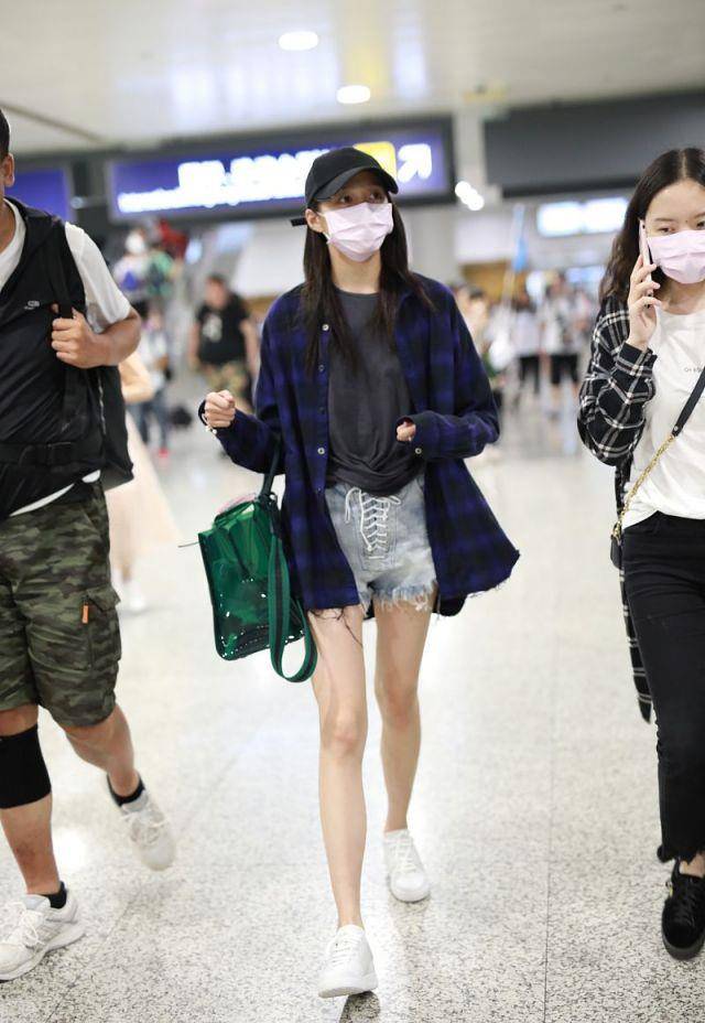 漆皮|关晓彤私服太美了，绑带短裤配小白鞋，一双长腿白嫩纤细成亮点