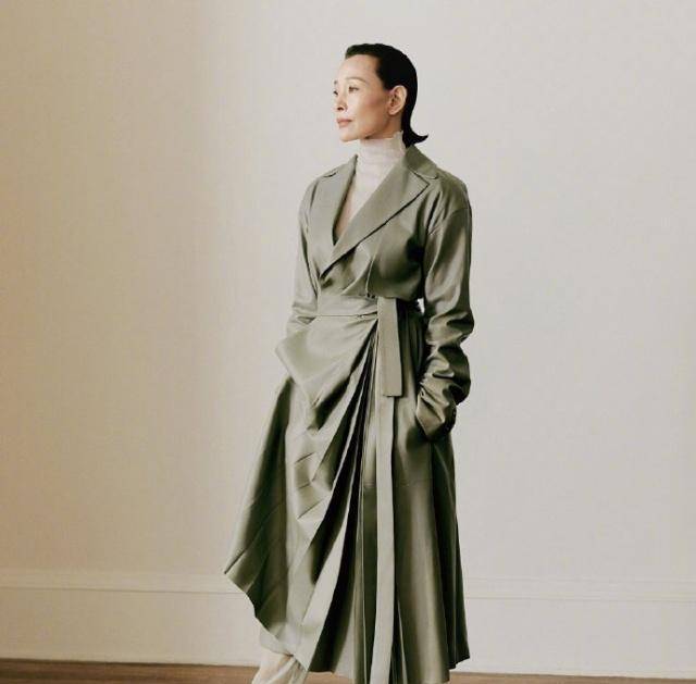 设计|陈冲59岁高调剪大背头，简约穿搭秀出时尚大片，满屏高级感！