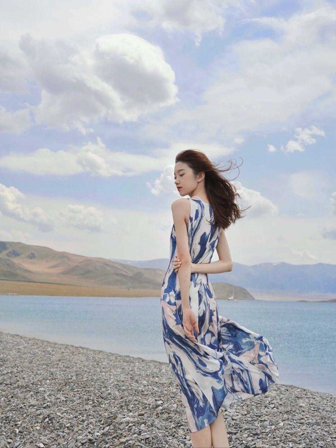 显得|入秋后买吊带连衣裙，可以选择这款“高级色”，显白衬肤还提气质