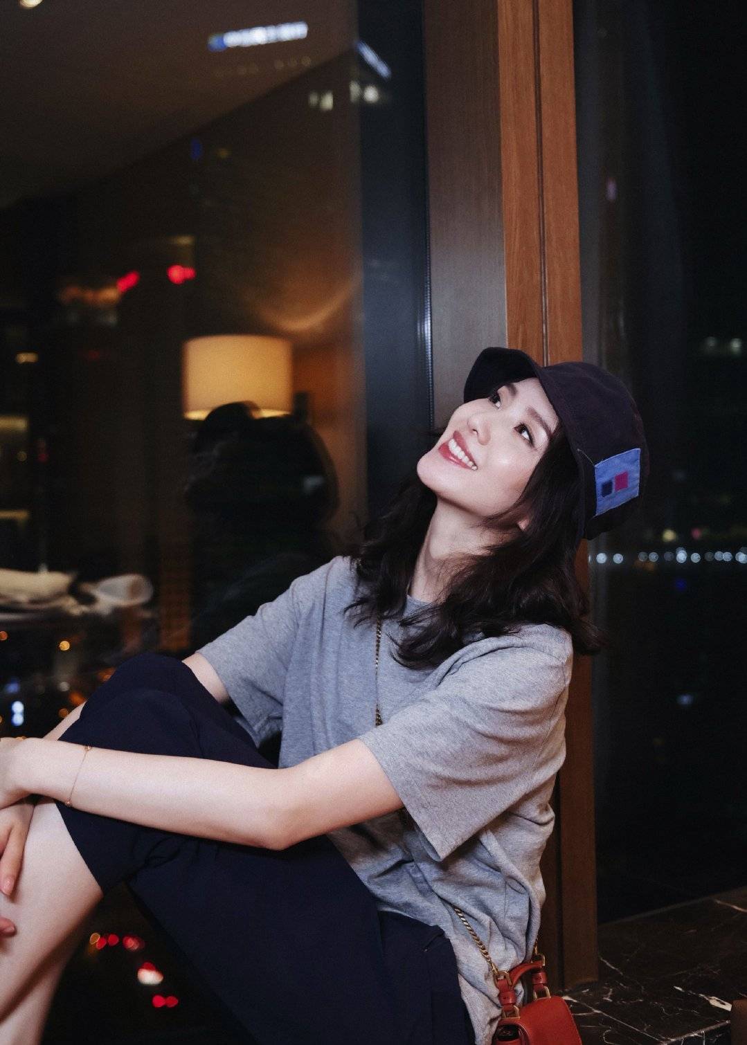 毛衣|33岁刘诗诗丝毫不显老,穿灰色T恤凹造型,气质太绝了