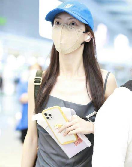 后背|金晨机场穿“荡领”吊带裙,后背设计比前面好看,就是身材太骨感