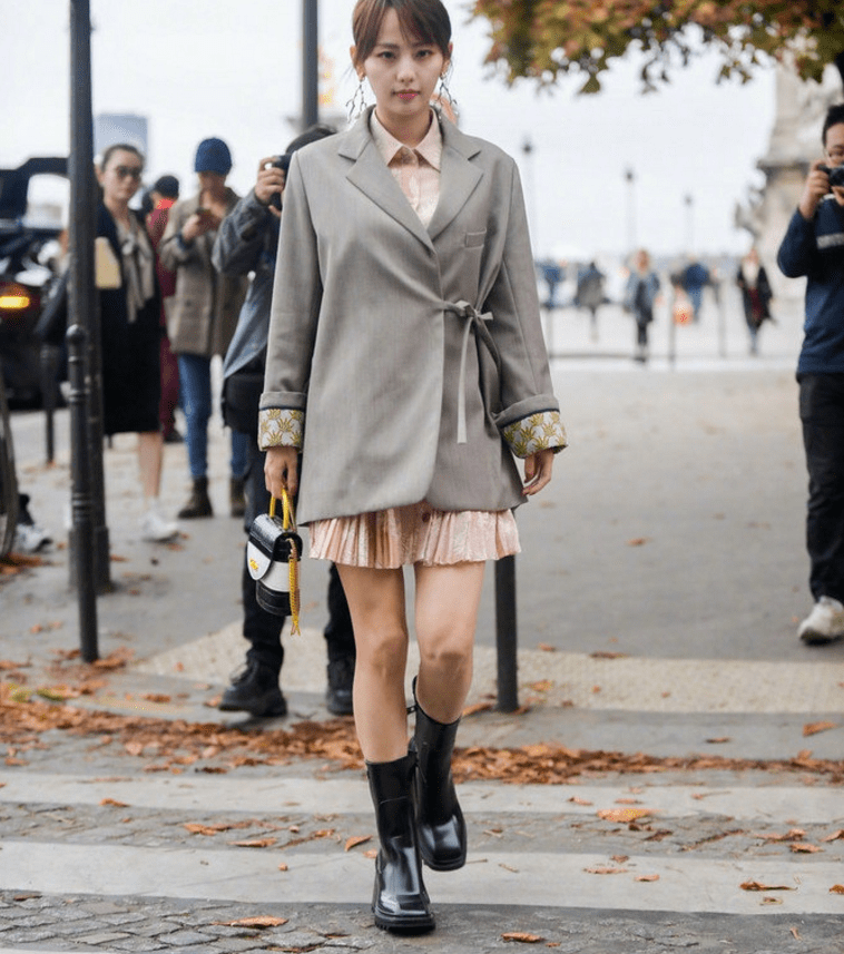 带着|33岁张嘉倪端庄大方，黑白配造型拍神秘大片，教科书搭配值得学！