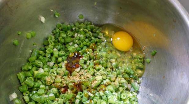 蔬菜|懒人早餐新吃法,加2个鸡蛋拌一拌,10分钟就好,孩子能吃3、4个