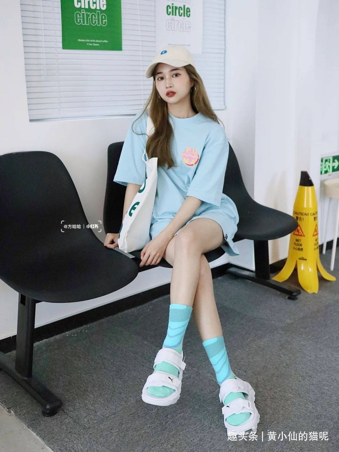 短裙|赵丽颖路透生图状态真好，戴贝雷帽穿小短裙似少女，甜美又可爱