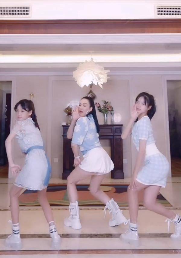 Jaden|钟丽缇母女三跳女团舞，穿同色系仿若姐妹，二女儿逆袭身高超妈妈