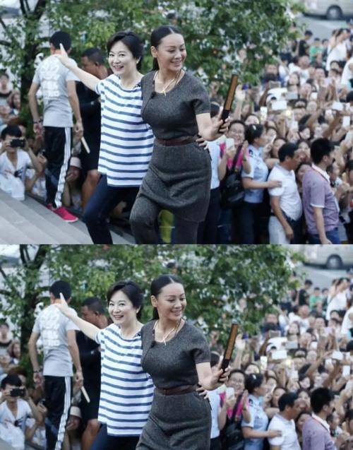 黑色|年过半百的宁静太敢穿了，灰色连衣裙配长裤，尽显傲人性感曲线