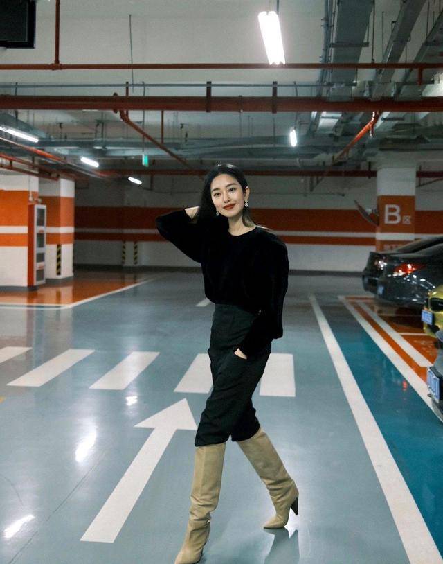 黑色|杨采钰的法式穿搭让人心服口服，黑上衣配西裤优雅干练，高级精致