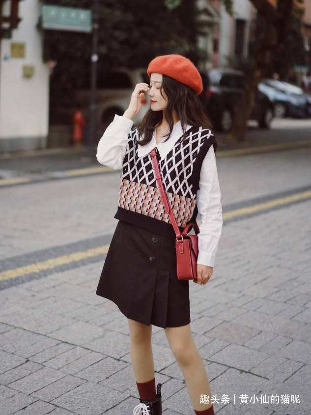 短裙|赵丽颖路透生图状态真好，戴贝雷帽穿小短裙似少女，甜美又可爱