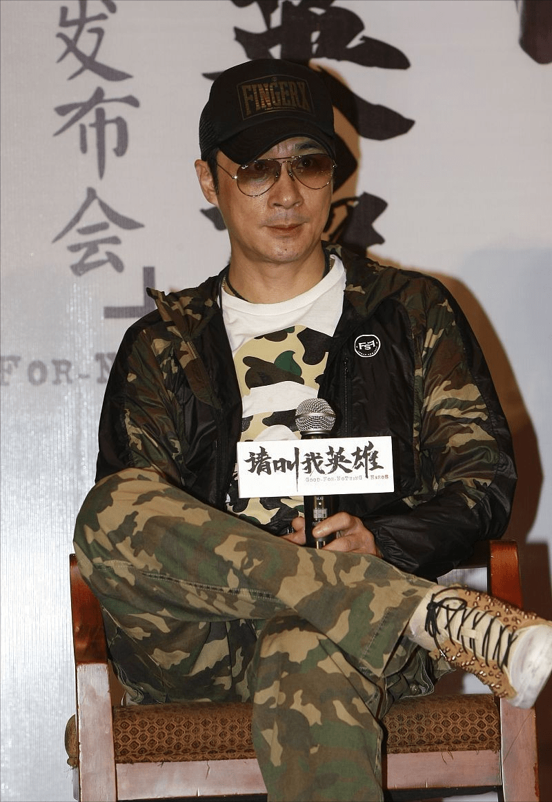 卫衣|吴镇宇快60岁了，仍愿意穿“孩子装”，迷彩卫衣配星空裤个性十足