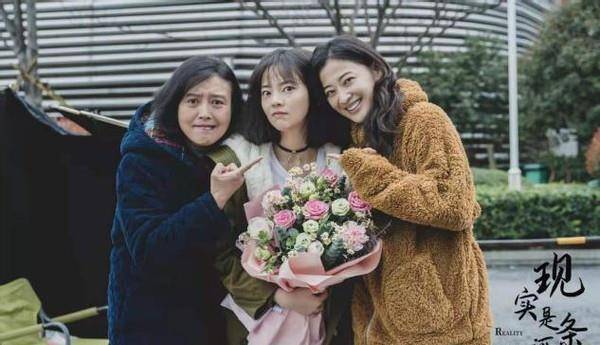 老公|梅婷新戏杀青，她留卷发意外洋气，孙红雷前女友罕露面太显心酸