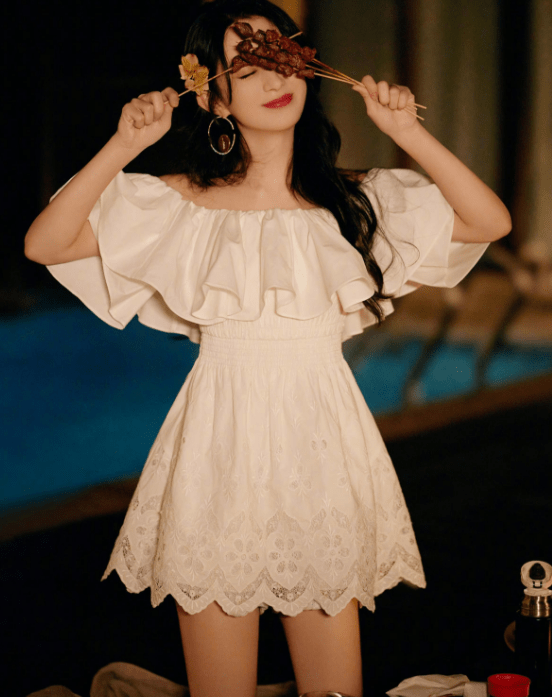 气息|当妈的赵丽颖还能扮少女,衬衫领结百褶裙,美成青涩绝美校花