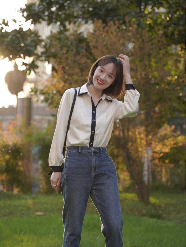 是属于|简单基础款如何穿出高级感？条纹T恤搭配黑色半身裙，简约又洋气