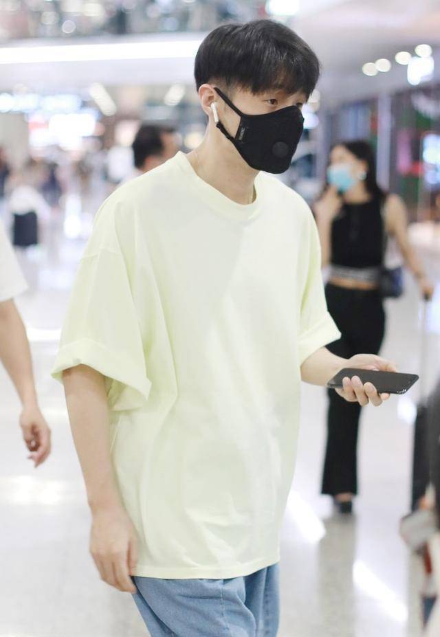 李荣浩|李荣浩够任性的,脚踩人字拖现身机场,边玩游戏超显轻松自在