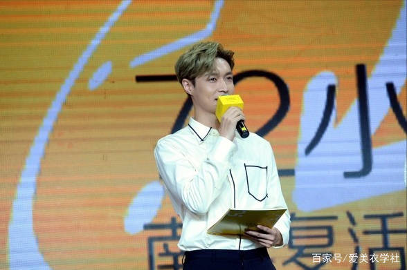 抵挡不住|张艺兴太犯规了吧，穿着衬衫解开扣子露腹肌，这身材让人抵挡不住