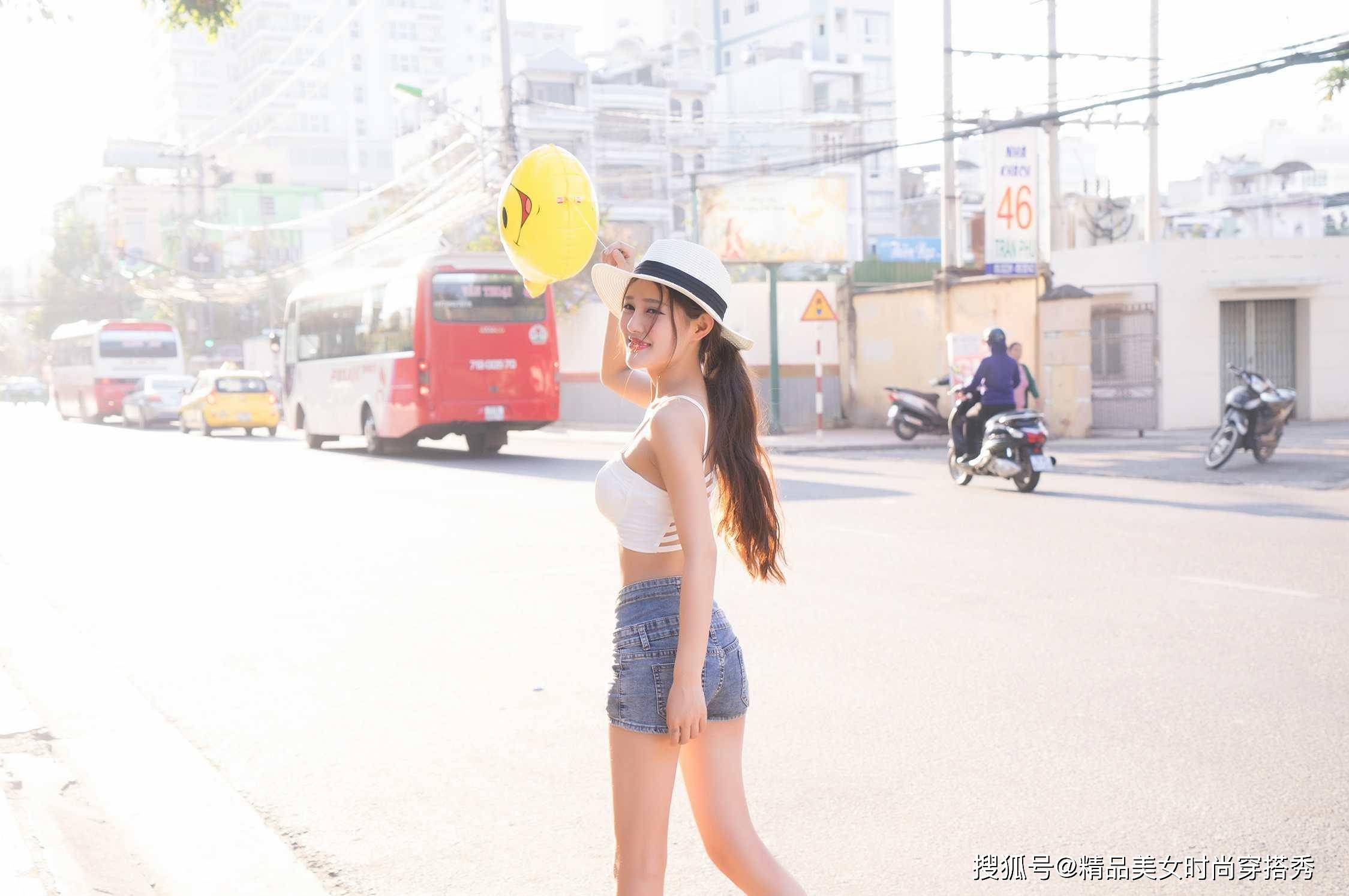 吊带|小姐姐都喜欢的牛仔热裤，配上吊带背心就可以秀出自己完美的身材