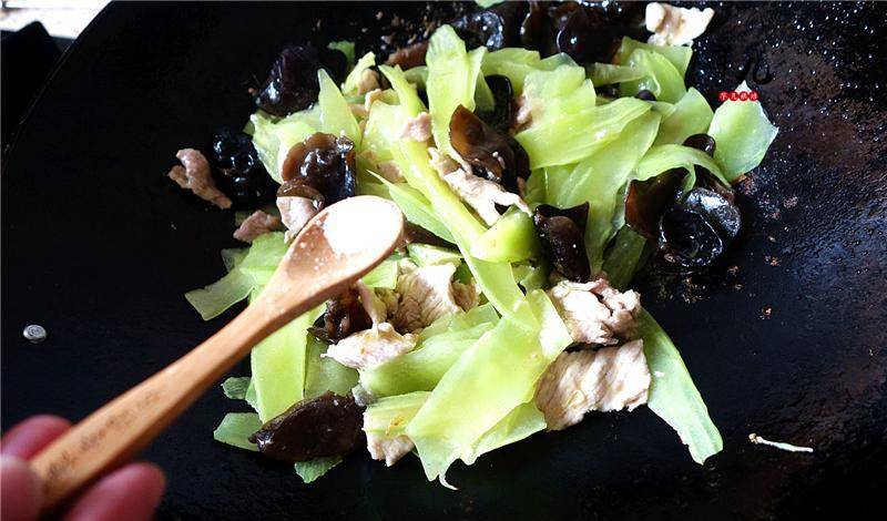 莴笋木耳肉片家常做法大全 f15230f5ddd64aeba141f0d181e9b765.jpeg