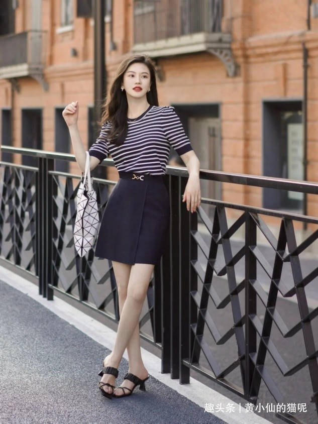 短裙|赵丽颖路透生图状态真好，戴贝雷帽穿小短裙似少女，甜美又可爱