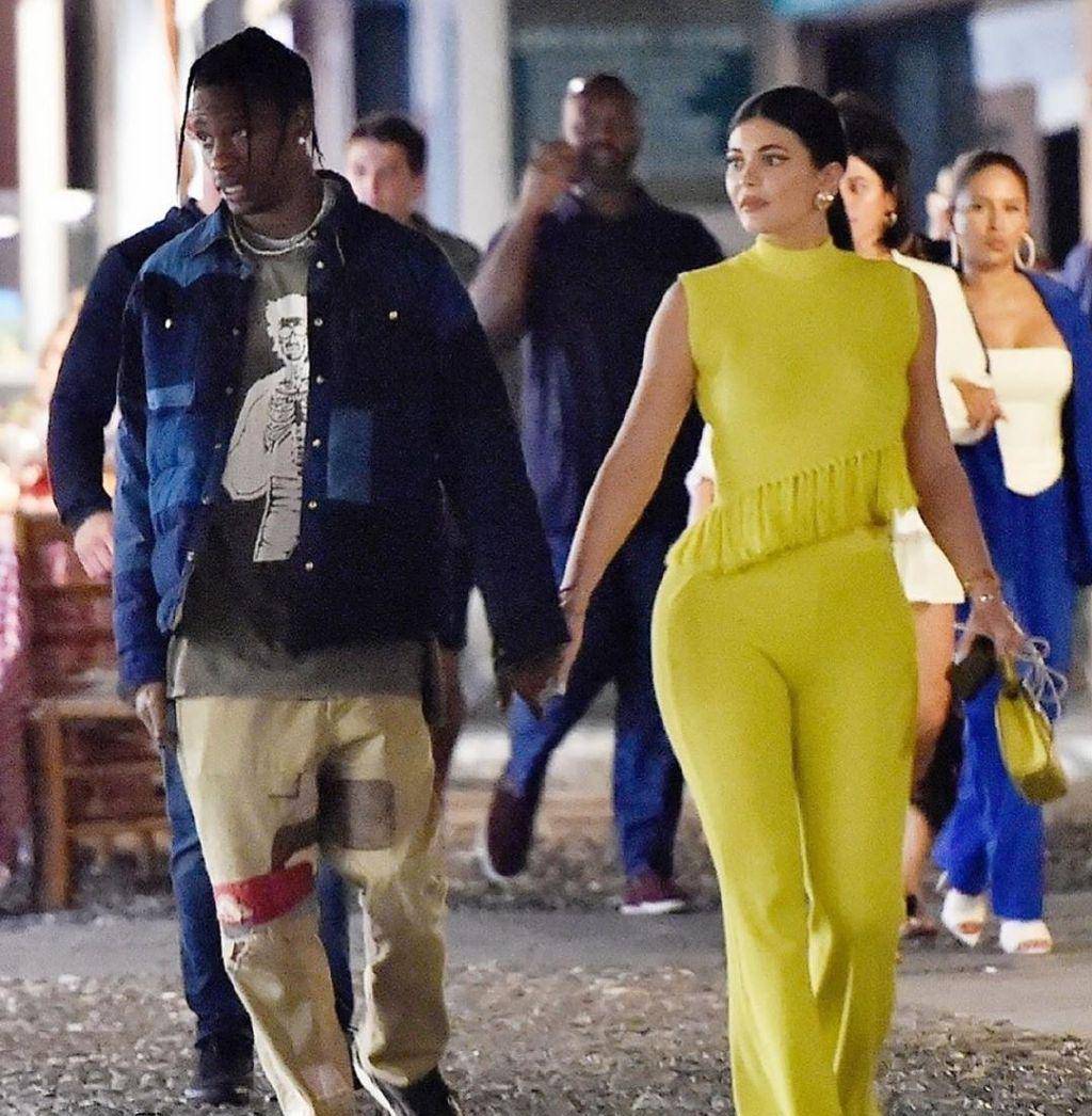 身材|金小妹22岁生日狂换装，束腰印花裙演绎法式宫廷风，狂炫名品身材