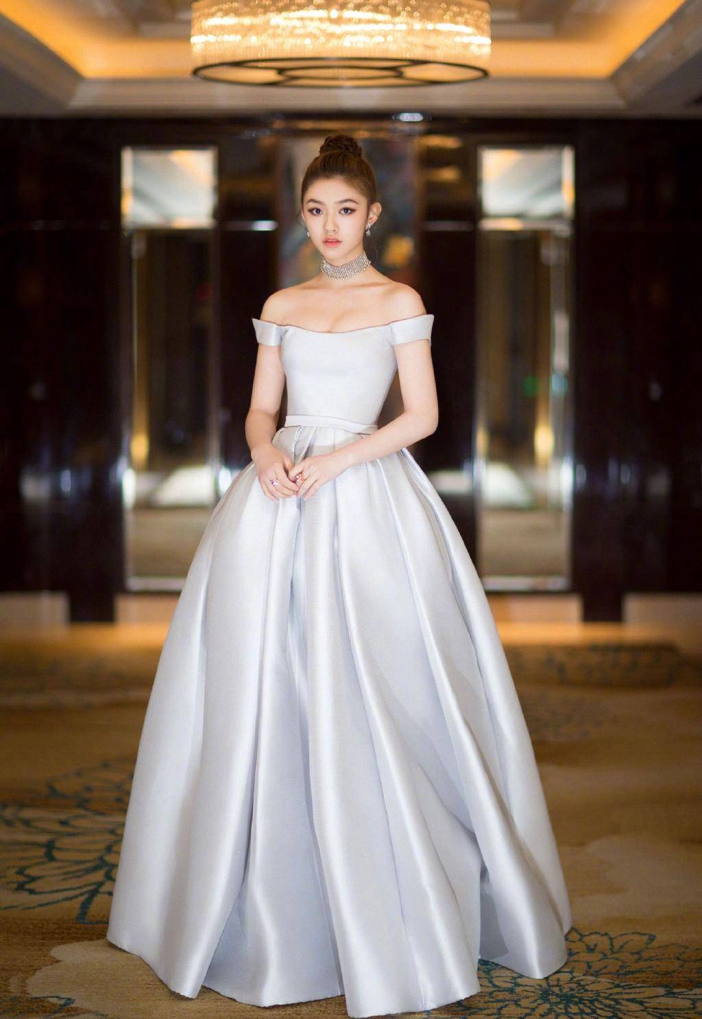 写真照|被林允圈粉了，穿白衬衫配5分皮裤，帅气得不像个23岁的少女