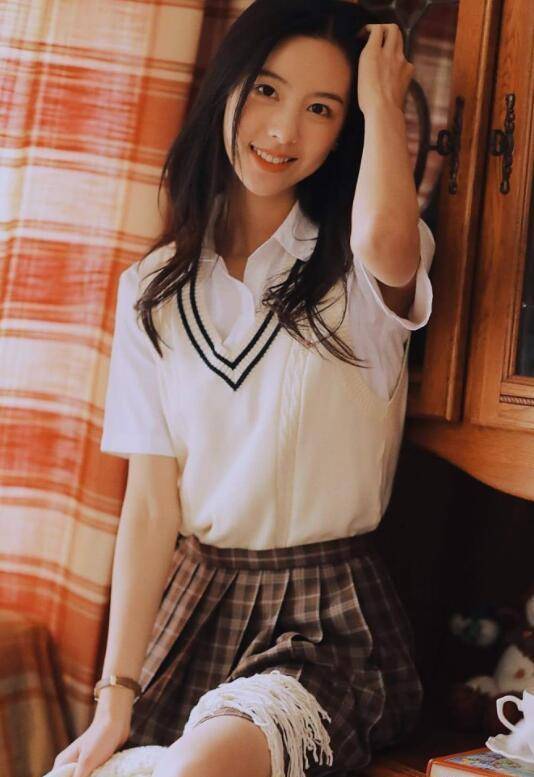 青春片|陈都灵穿热裤秀大长腿,搭配灰色墨镜,尽显“土味”穿搭