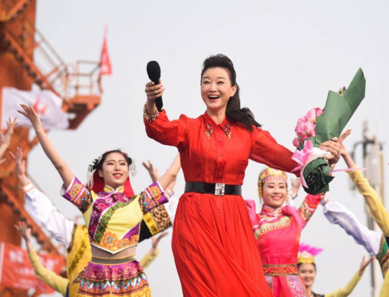 设计|宋祖英很懂往“嫩”了穿，穿粉色西装配半裙，55岁看起来就像25岁