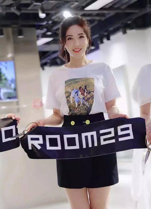 施粉黛|素颜的曾黎看脸确实老了,但在穿衣和浓妆修饰下,年轻10岁没问题