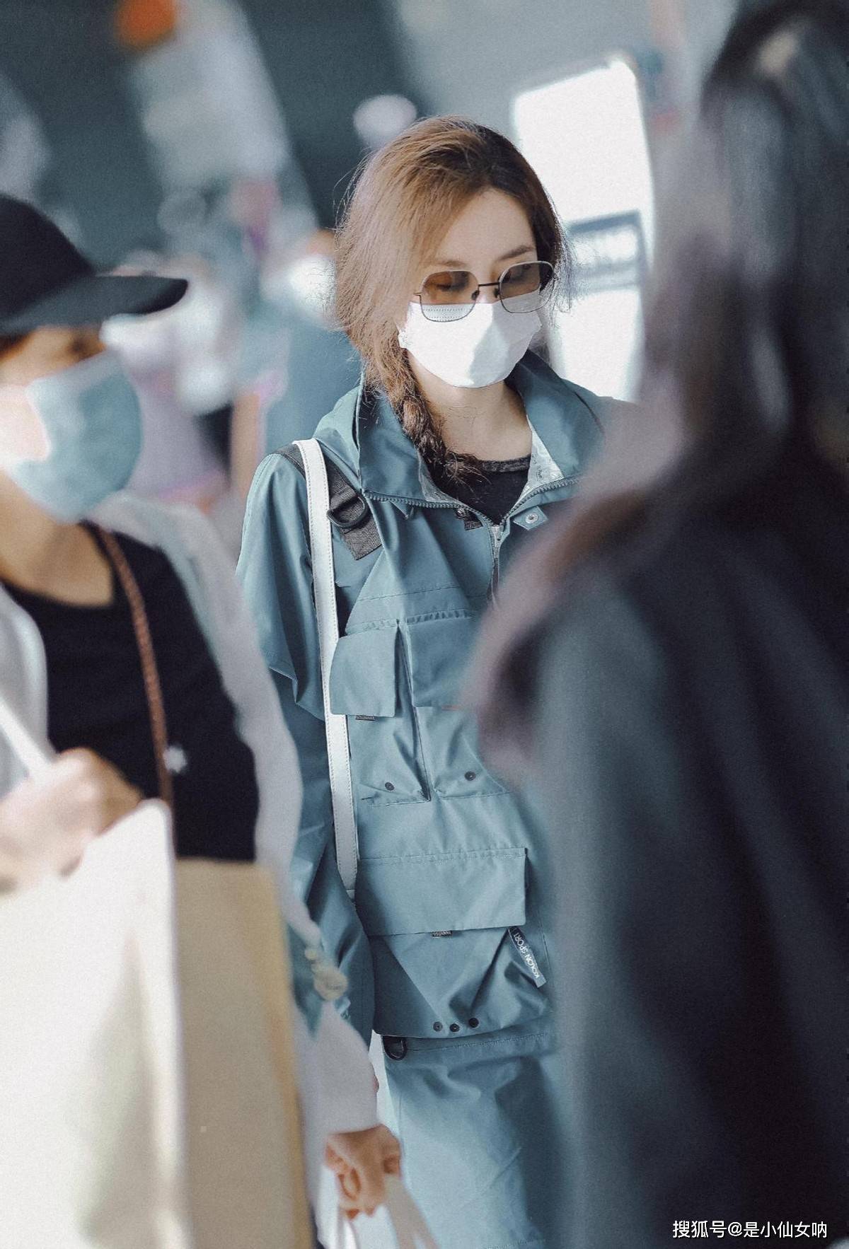 进行|刘诗诗私下穿搭挺低调的，穿工装外套简单又随性，就是看着有点热