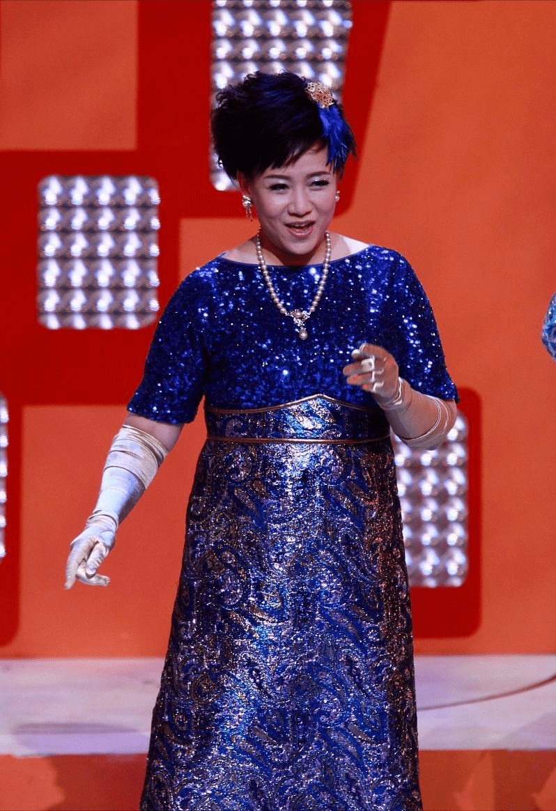 身材|商天娥穿出了“微胖美精髓”,深蓝色亮片连衣裙端庄稳重,真贵气