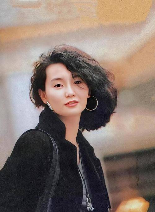 一身|张曼玉20、30年前时髦穿搭火了，多年后网友：今天穿衣都比不上她