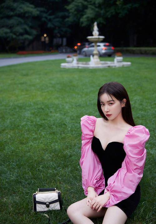 九月|阚清子9月造型抢眼，红色抹胸礼服坐在绿草上，女人味十足