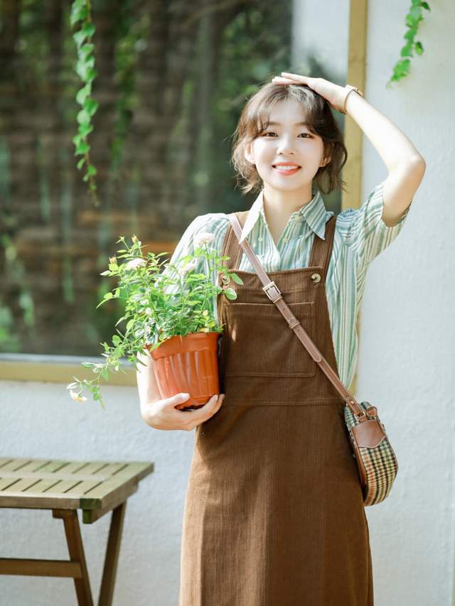 下半身|会穿的人那么多，要怎样穿才不逊色呢？衬衫＋ 牛仔裙简约时尚