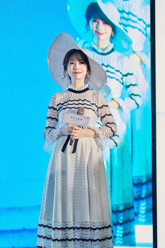 优待|“冻龄美女”赵雅芝真是被时光优待，身穿蓝色长裙，优雅又端庄