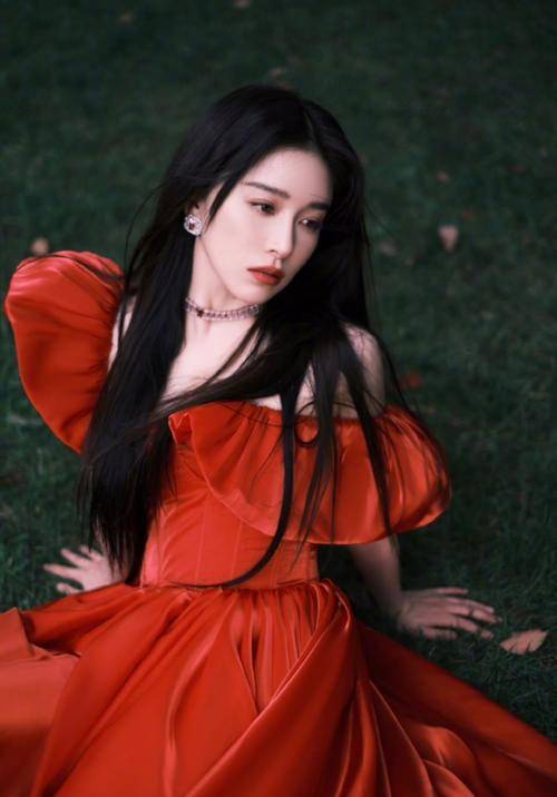 九月|阚清子9月造型抢眼，红色抹胸礼服坐在绿草上，女人味十足