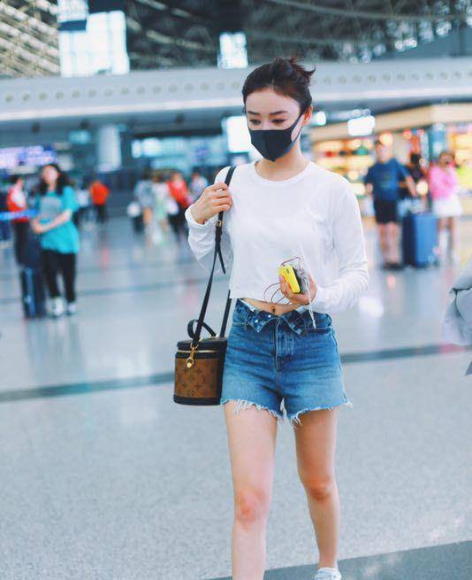 个性|袁姗姗越来越少女，32岁穿短裤秀小蛮腰，配6千9的鞋活力可爱