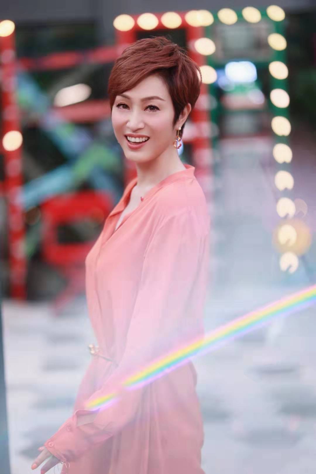 连衣裙|陈法蓉身着 ST. JOHN 蚕丝连衣裙和结饰腰环亮相综艺