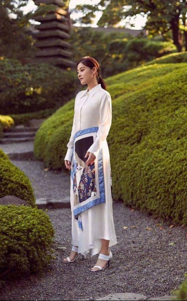 色相|梅婷将V领连衣裙穿火了，时尚优雅，年龄再大也能穿出“少女感”