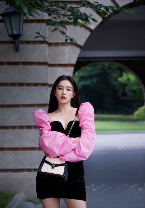 九月|阚清子9月造型抢眼，红色抹胸礼服坐在绿草上，女人味十足