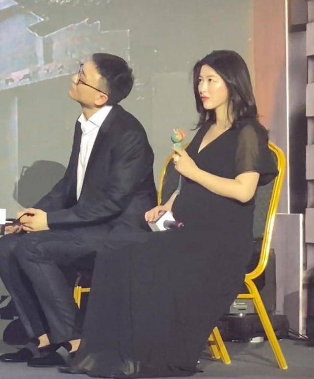 曲线|朱珠升级当妈真有福气!女儿首曝光颜值不俗,高鼻梁俩梨涡好精致